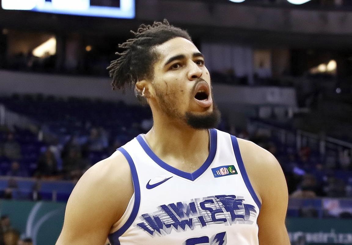 明尼苏达森林狼逆转密尔沃基雄鹿，爱德华兹关键爆发，戈贝尔创里程碑，库兹马空砍两双